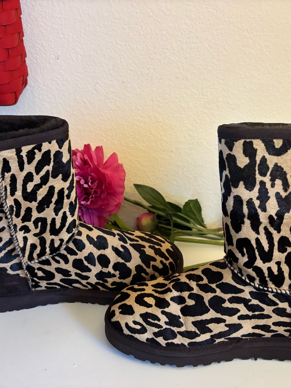 UGG Classic Short Leopard Print, Womens Size 6, Like New, In Original Box - Picture 4 of 11
